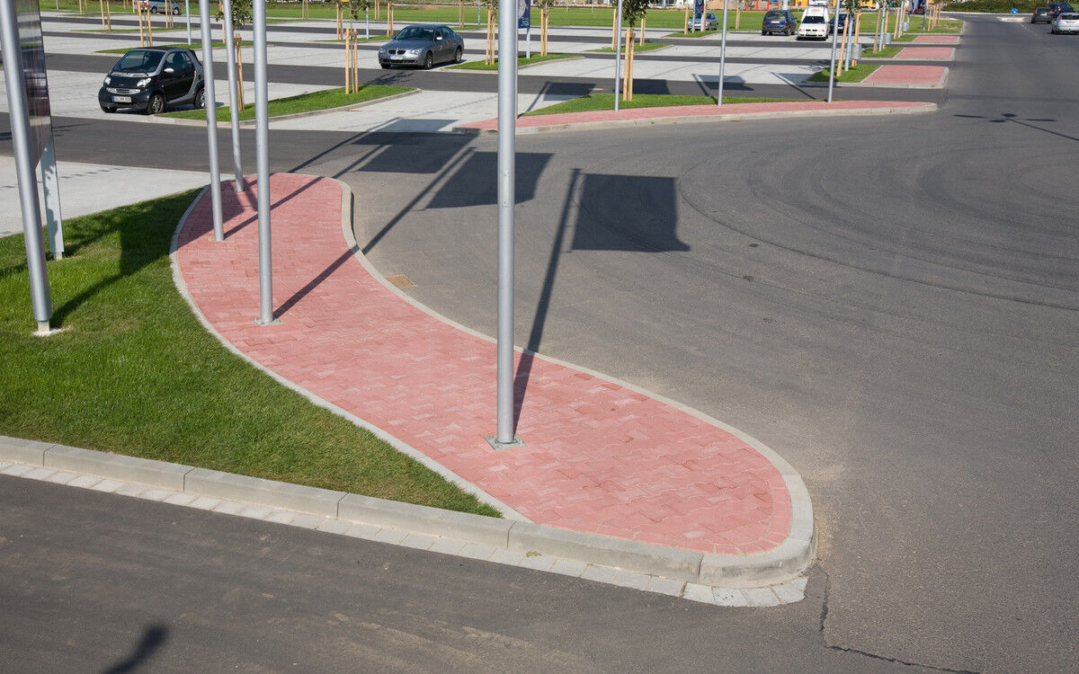 Hochbord für Straßen- und Tiefbau Halbstein Höhe 30cm Grau