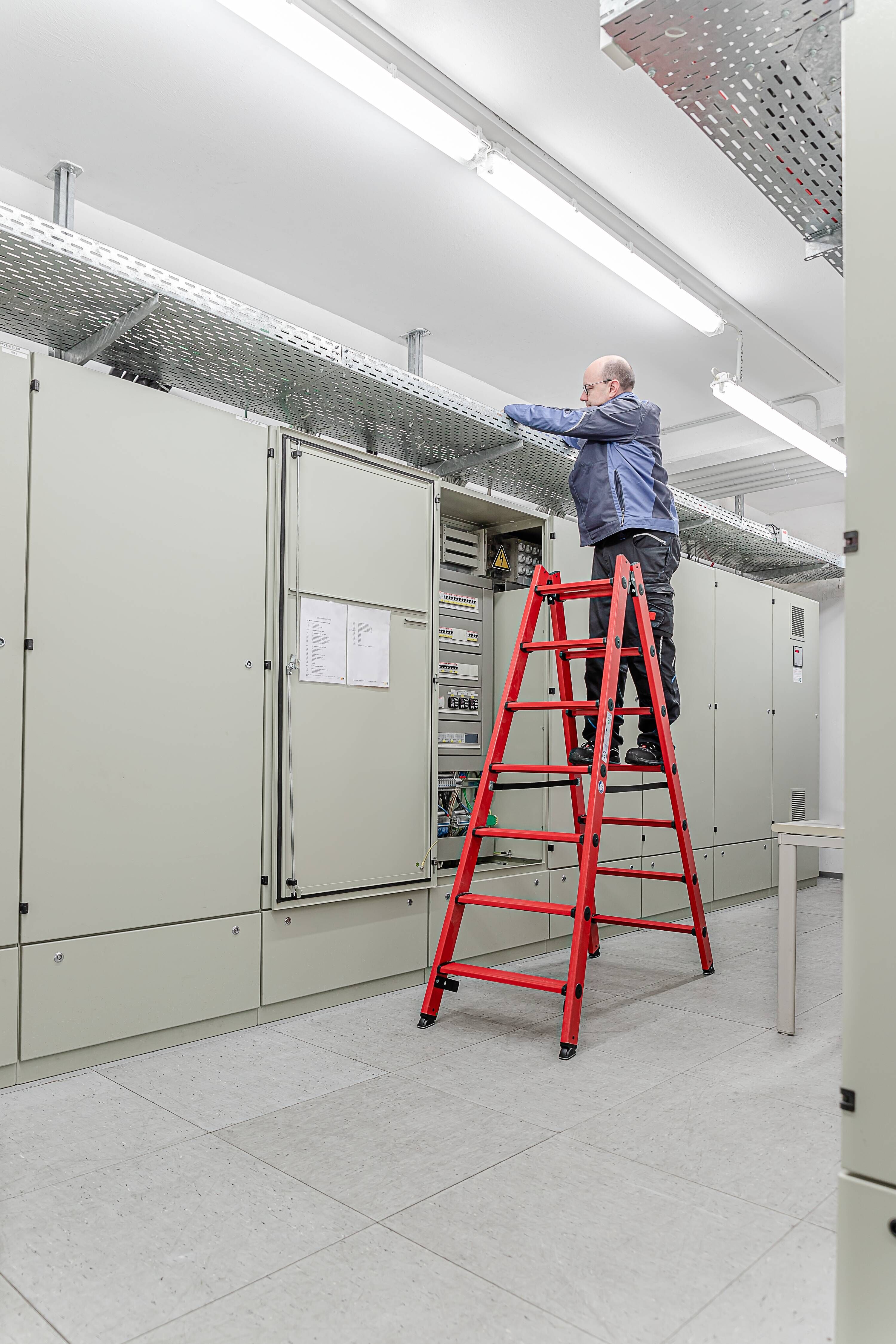 Stufen-Stehleiter-beidseitig begehbar GFK
