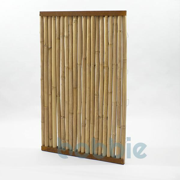 Zaunfeld mit heller Bambusfüllung sowie unterem & oberem Cortenstahl Rahmenprofil