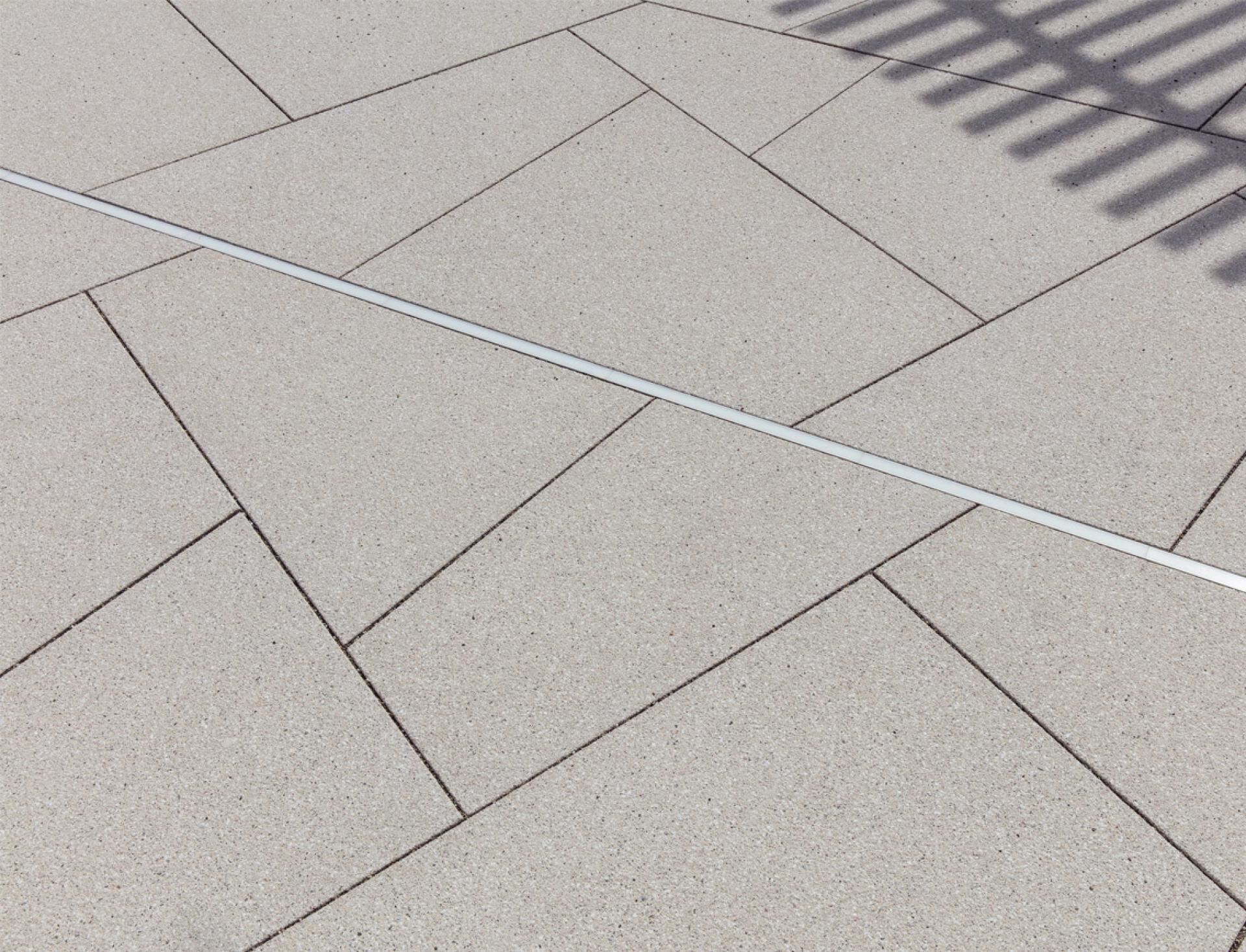 PODIUM Edelstahlbördüre 1200x22x60 mm Edelstahl V4A mit abgerundeter Oberkante, Edelstahlfuß zur Justierung unter Betonelementen, Kern: Betonwerkstein