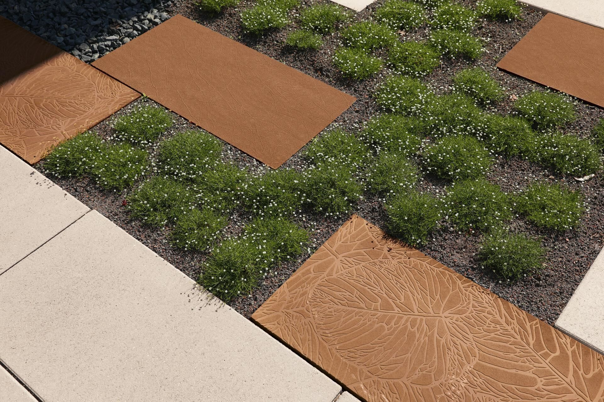 FERRO CONCRETE Terrassenplatte gerostete Betonoberfläche 2 mm Abstandshalter, 2.5 mm Minifase 5cm, 75x37.5cm, Rost Nr. 195 DIN EN 1339
