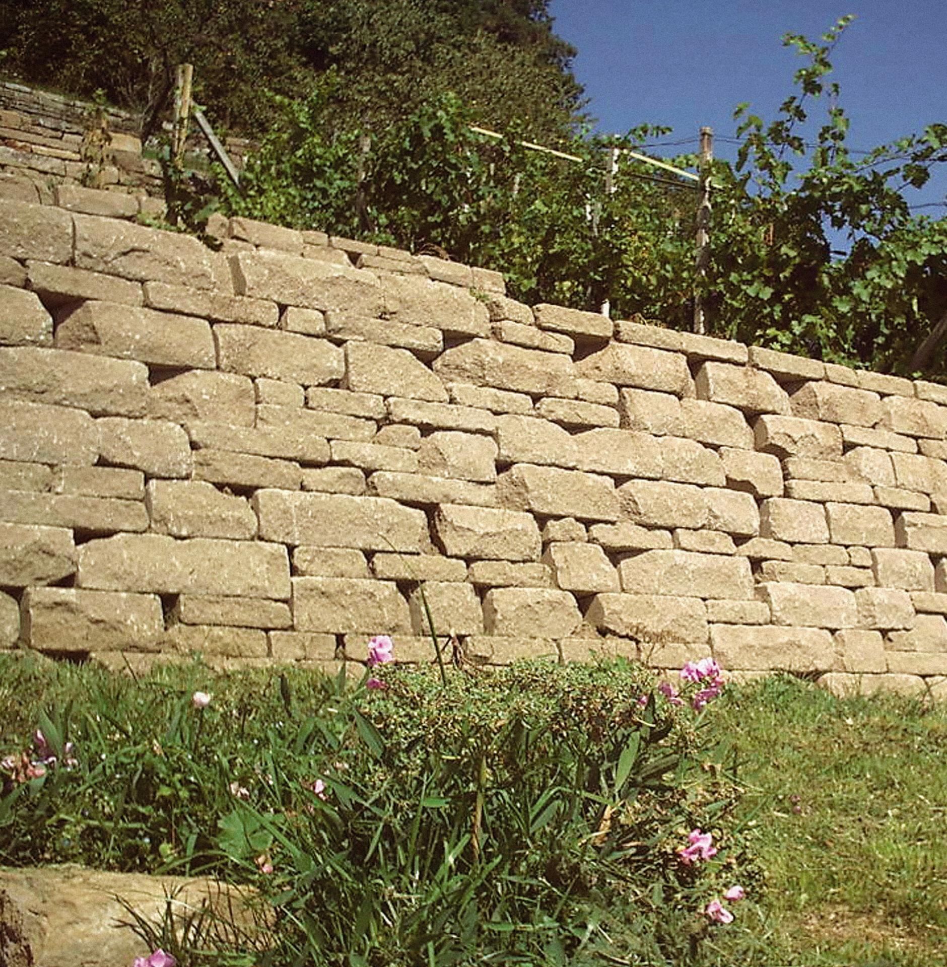SANTURO Ökologische Weinbergmauer einseitig bearbeitet Steinhöhen 7.5cm und 15cm, Mauerdicke 25cm, 7 gemischte Steinlängen, Schilfsand Nr. 58