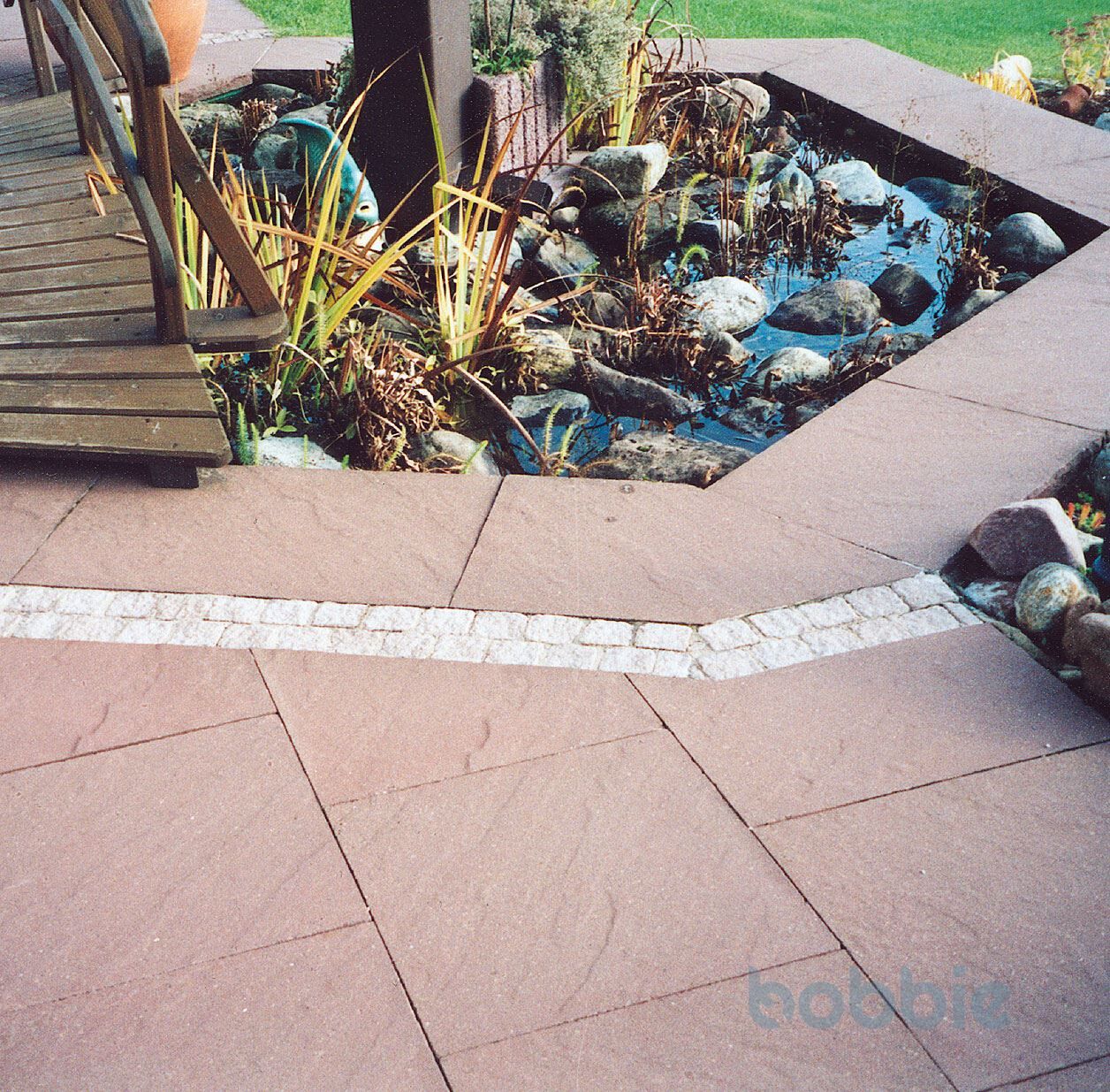 GARTENPLATTE MIT FELSSTRUKTUR