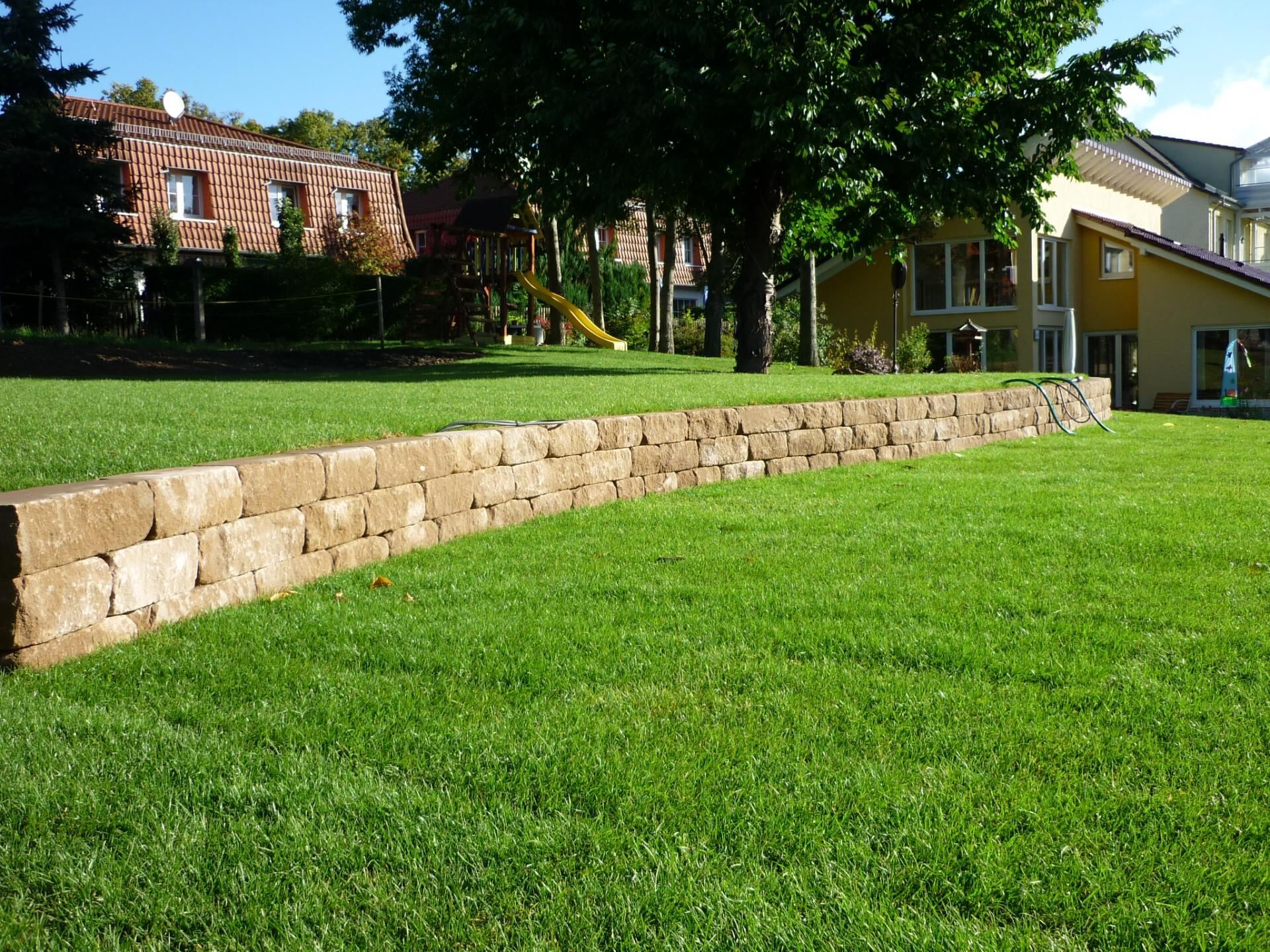 BRA0santuro_weinbergmauer1770736810bobbie SANTURO Weinbergmauer