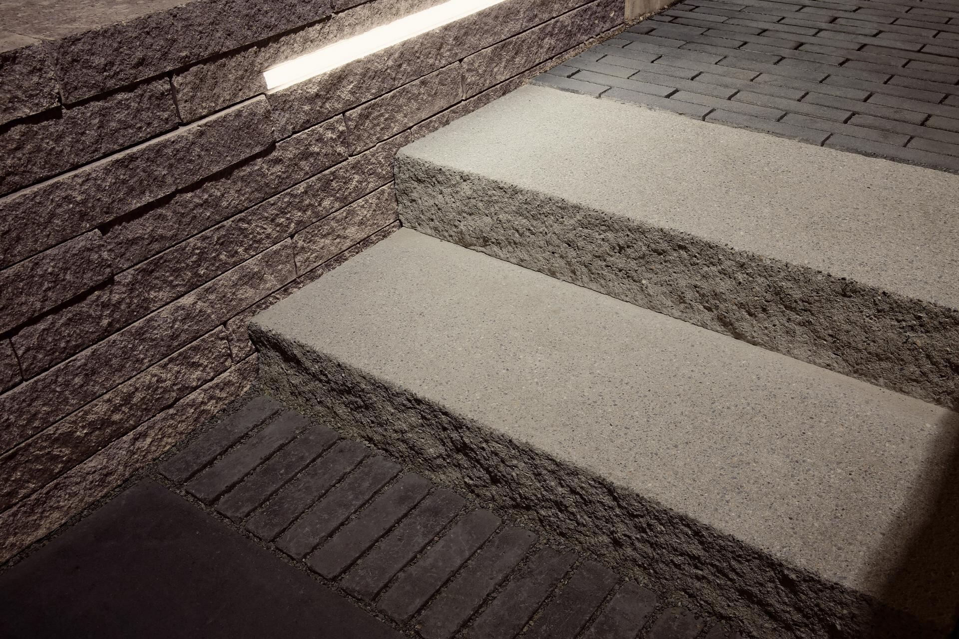 CULT Stufe 120x40x15cm, Jura Nr. 153 Frontfläche gespalten, Trittfläche stockrau, Stirnseite schalungsglatt DIN EN 13198