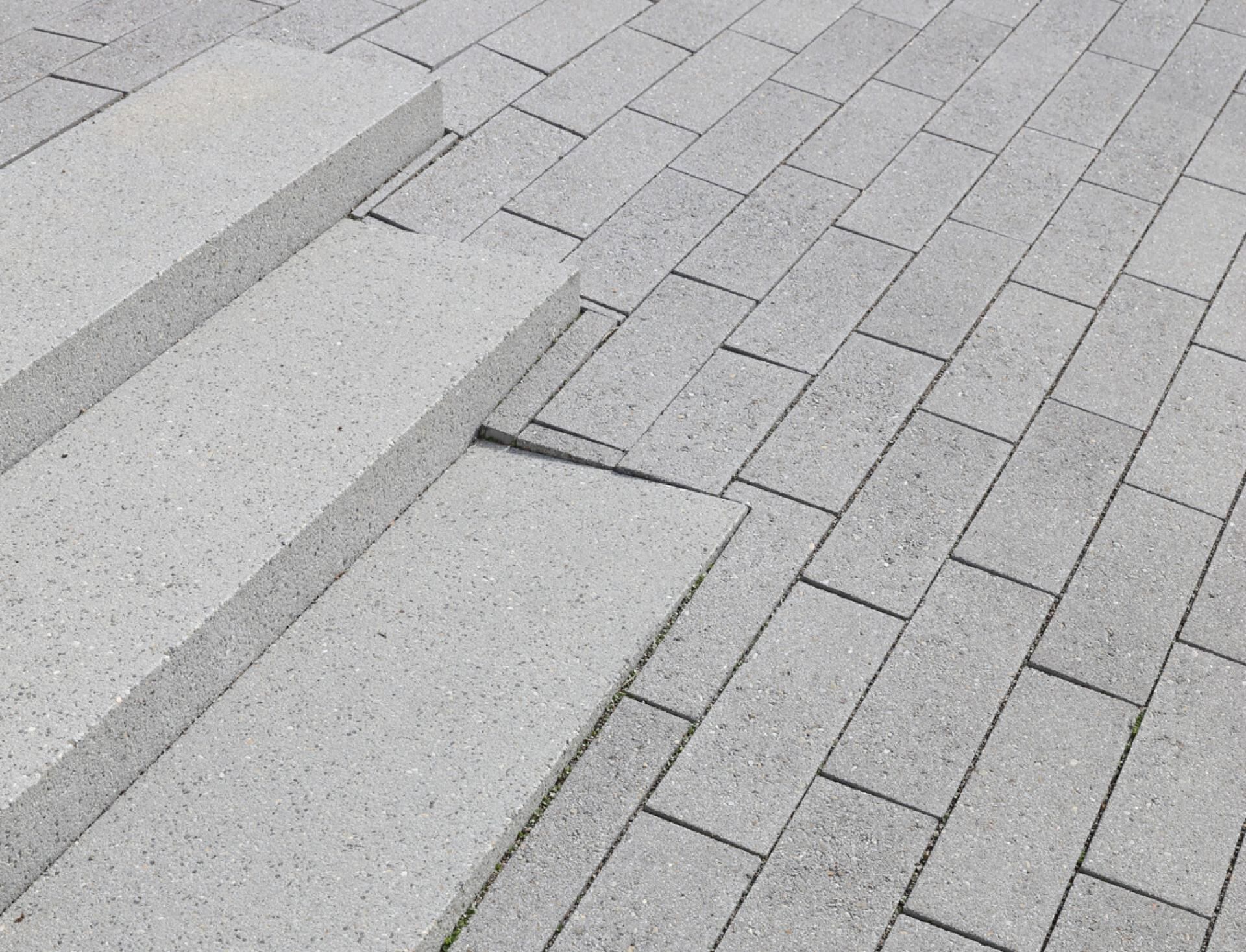 LAMBADA FORTE Stufe 80x40x14cm, Anthrazit II Nr. 20 DIN EN 13198 grob sandgestrahlt