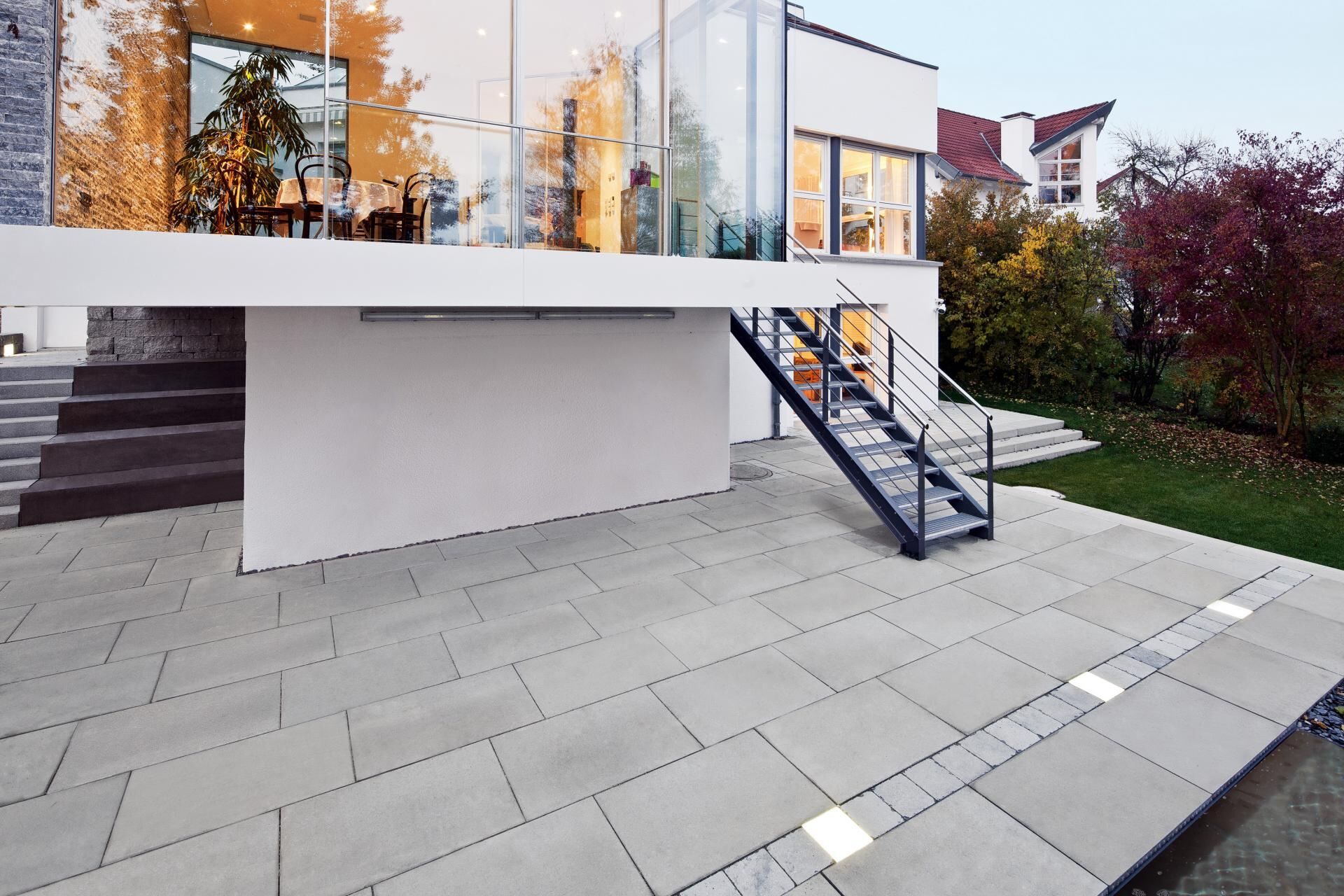 SPIRELL mit VS 4 Verschiebesicherung 8cm, 22.5x22.5cm, Naturgrau Nr. 10 mit edlem Quarzit-Vorsatz DIN EN 1338