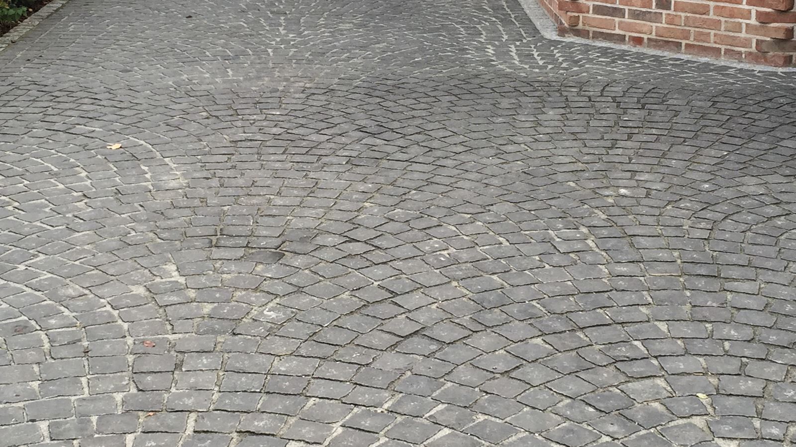 Natursteinpflaster BASALT SPALTRAU