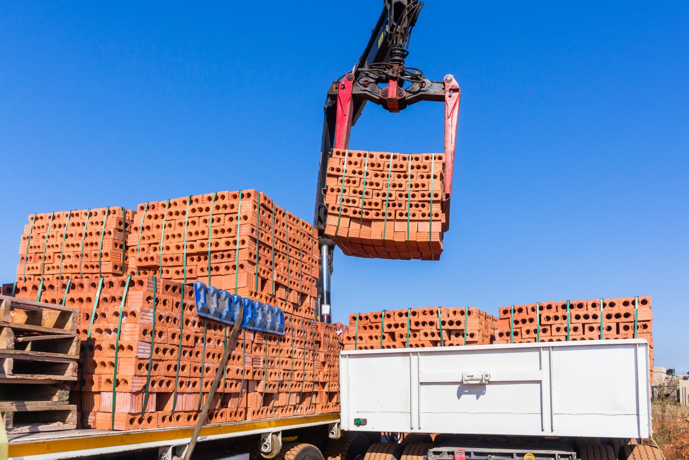 Truck_Unloading_Bricks